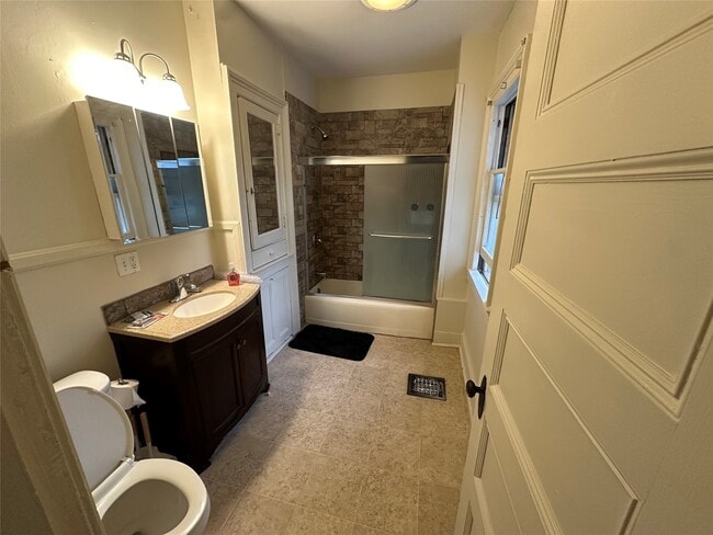 Building Photo - 19 Edwards St