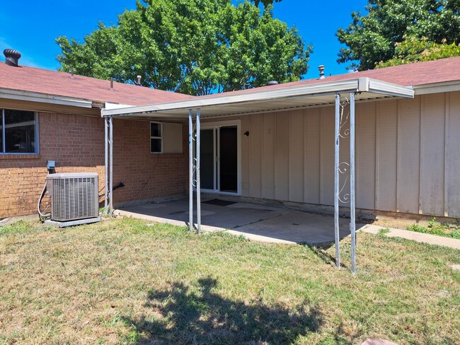 Building Photo - 4 Bedroom / 2 Bath with 2 Car Garage