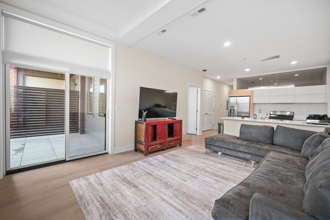 Building Photo - 3924 N Lincoln Ave