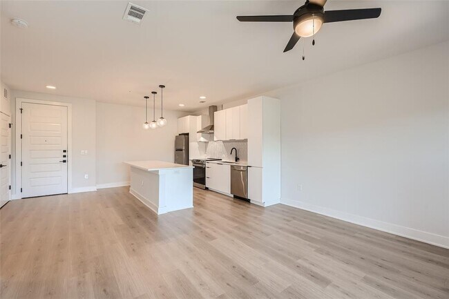 Building Photo - 2500 Longview St