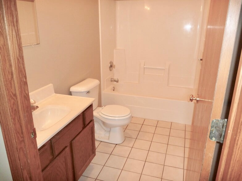 Building Photo - 2216 Melanie Ln