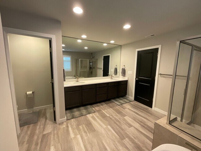 Building Photo - Furnished 4BR/3.5BA Home w/ Modern Ameniti...