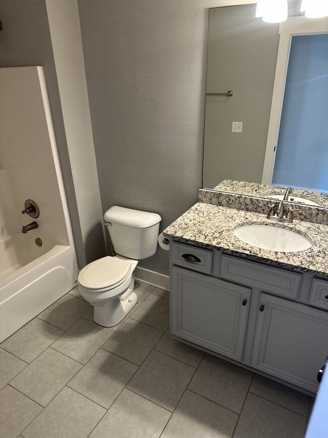 Building Photo - 1013 Edgewater Ln