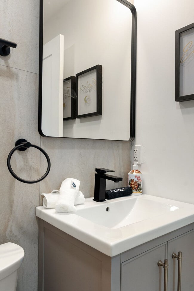 Building Photo - 618 W Patterson Ave