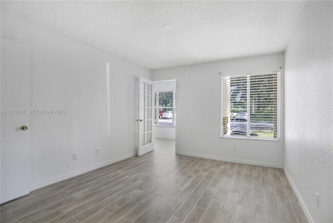 Building Photo - 417 Vista Isles Dr