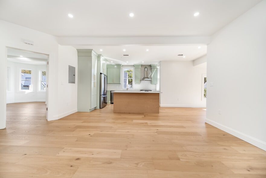 Building Photo - 11 Knollin St