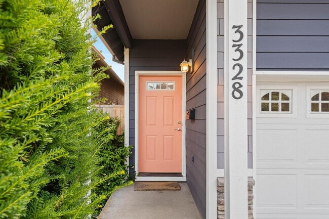 Building Photo - Charming 3-bdrm/2-bath Slender Home in Roseway. Fenced backyard, 1-car garage