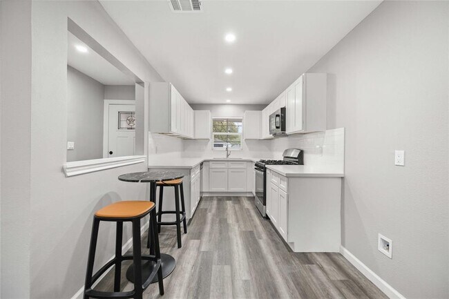 Building Photo - 6327 Mardale Dr
