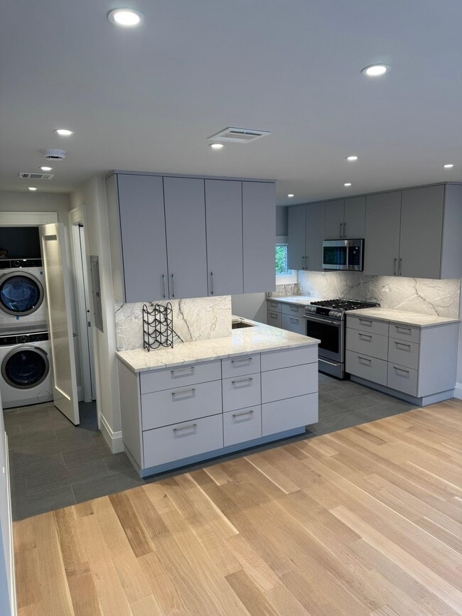 Building Photo - 625 Court St