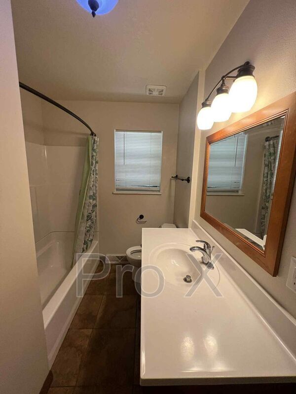 Building Photo - 601-607 Meadowmere