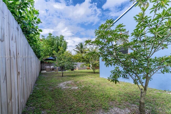 Building Photo - 320 S 28th Ave