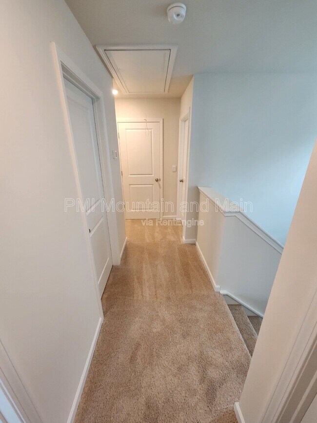 Building Photo - 92 Queen Vly Wy