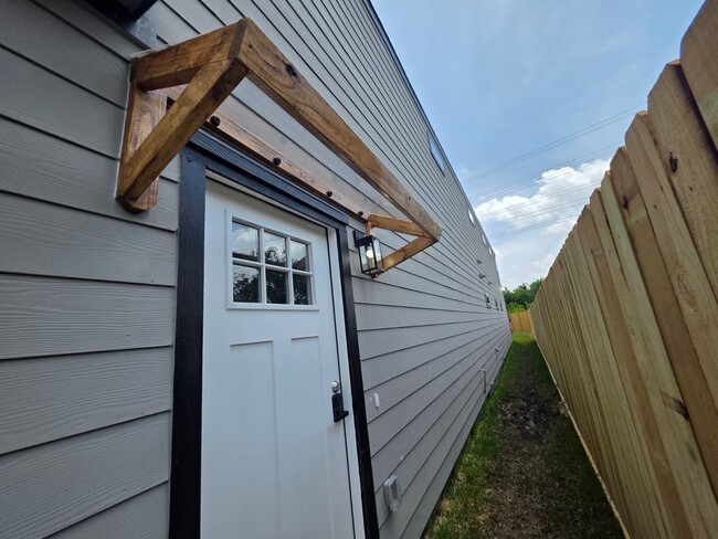 Building Photo - ? Stunning Duplex with Garage & Modern Fin...