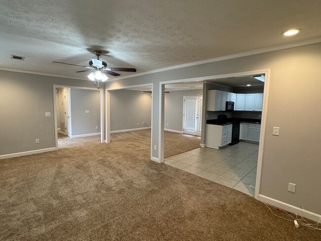 Building Photo - Lovely Brick Home!