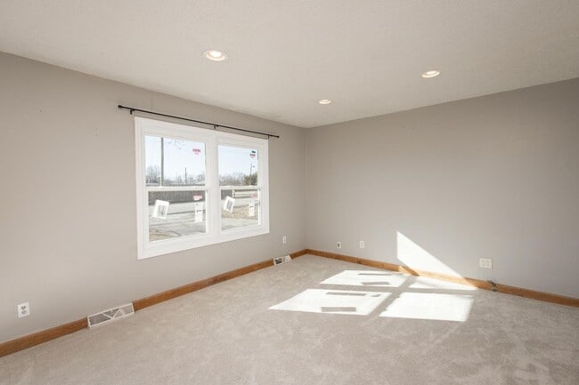 Building Photo - 122 Willa Ln