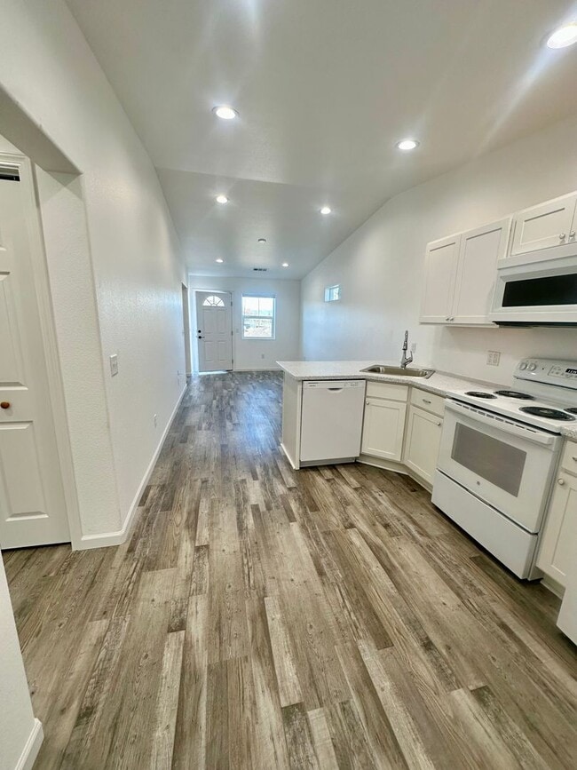 Building Photo - Brand-New 3 Bedroom, 2 Bath Home with Garage