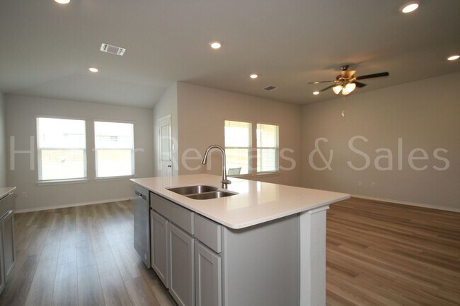 Building Photo - Spacious Open-Concept 3 Bedroom Home with Split Floor Plan