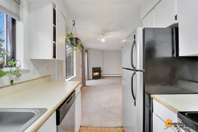 Building Photo - Top Floor End Unit Condo* Pet Friendly, Pr...