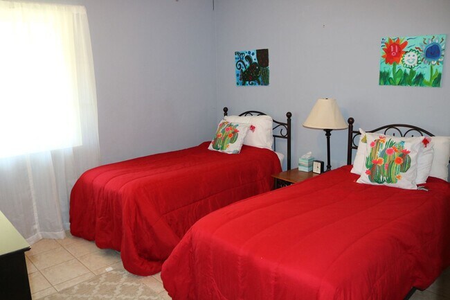 Building Photo - Two bedroom one bath fully furnished located in central Tucson!