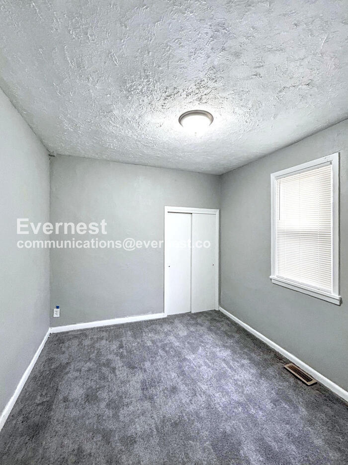 Building Photo - 1079 E 68th St