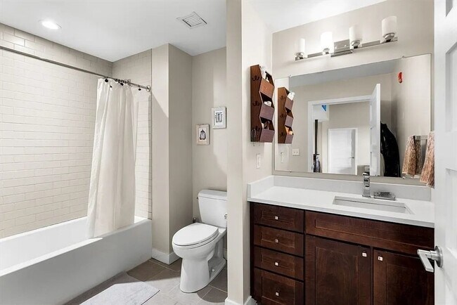 Building Photo - 130 John St