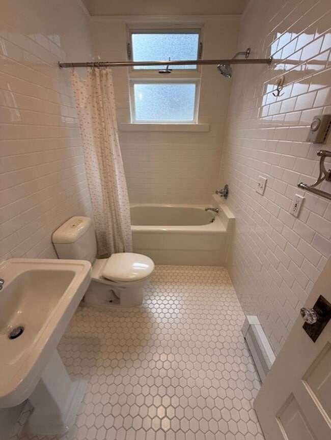 Building Photo - BRIGHT 2-BEDROOM TOWNHOME FOR RENT IN CHERRY HILL!