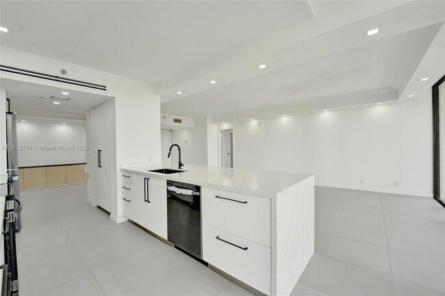 Building Photo - 20281 E Country Club Dr