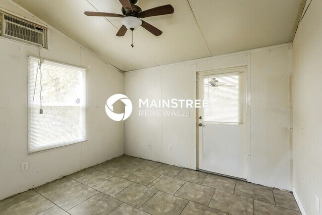 Building Photo - 4 Bedroom Pet-Friendly Home in Middleburg,...
