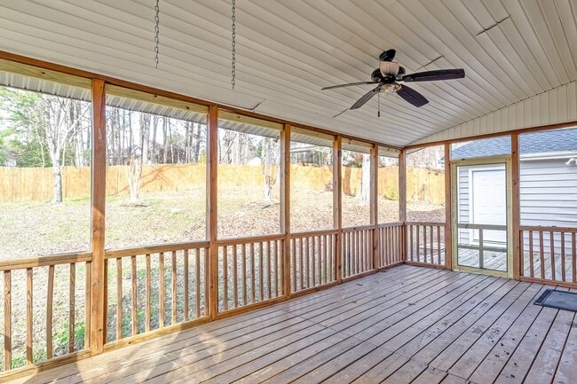 Building Photo - 3 Bedroom Home with Large Fenced in Yard, 2 Car Garage & Bonus Room!