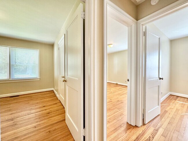 Building Photo - 3808 Parkwood Dr