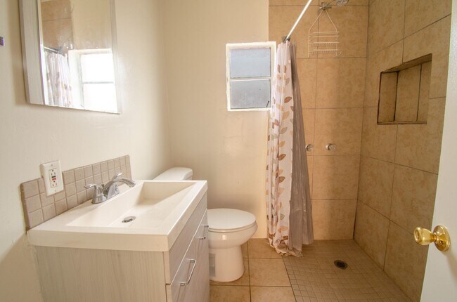 Building Photo - 2 Bed 1 Bath Home with Private Fenced Backyard!