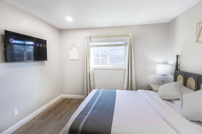 Building Photo - 451 E Lincoln Ave