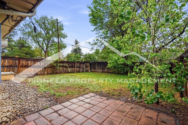 Building Photo - Charming Duplex with Washer/Dryer and Fenced Yard