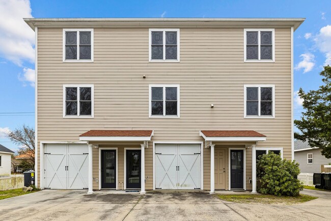 Building Photo - Newly Renovated Townhome