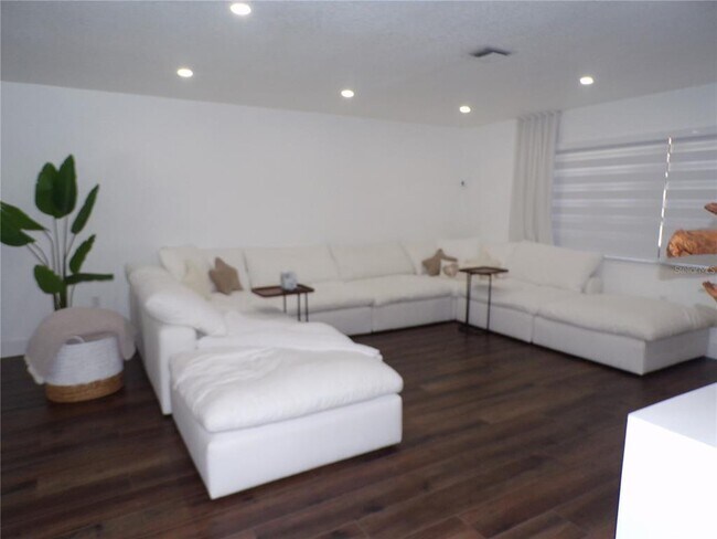 Building Photo - 1802 Los Alamos Dr