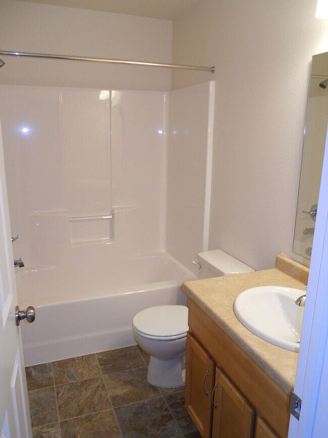 Building Photo - 3 Bed 3 Bath Twin Home