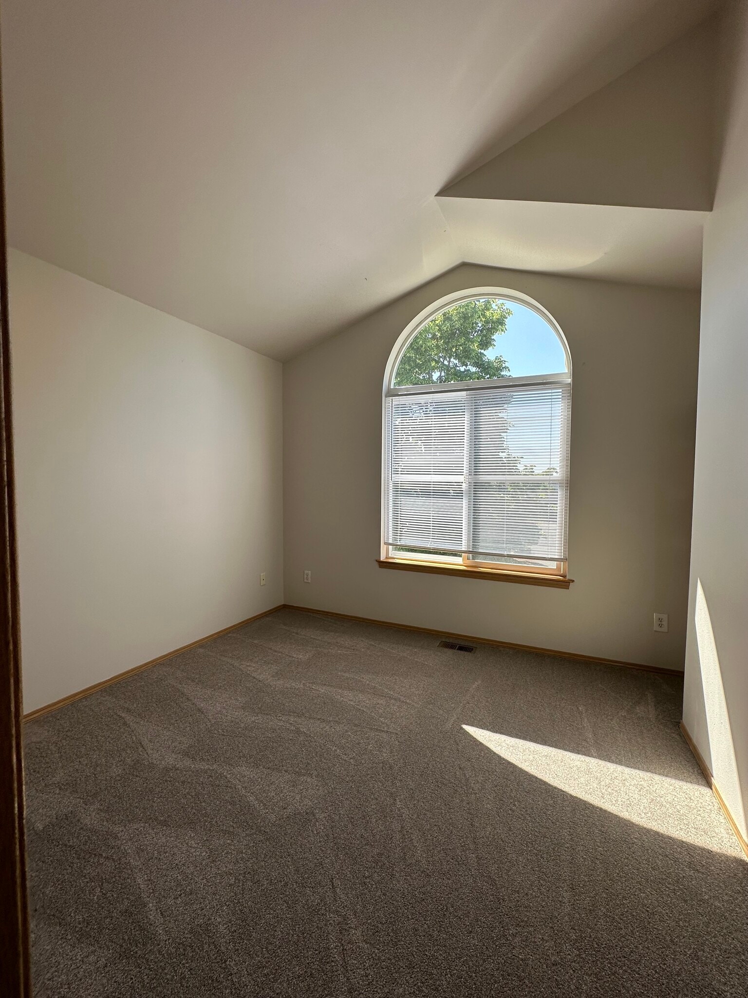 3rd bedroom w/ vaulted ceiling - 3016 Pacific St.
