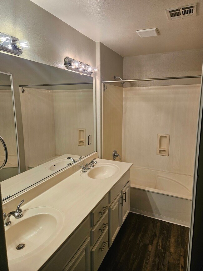 Building Photo - 7520 E Earll Dr