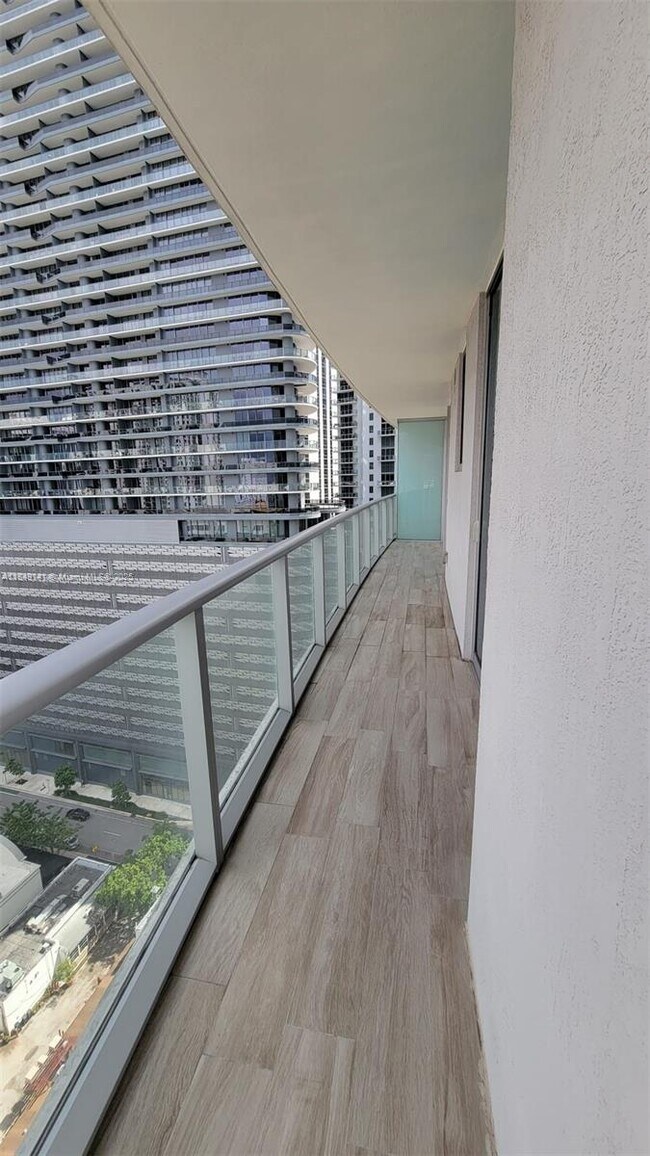 Building Photo - 1100S S Miami Ave