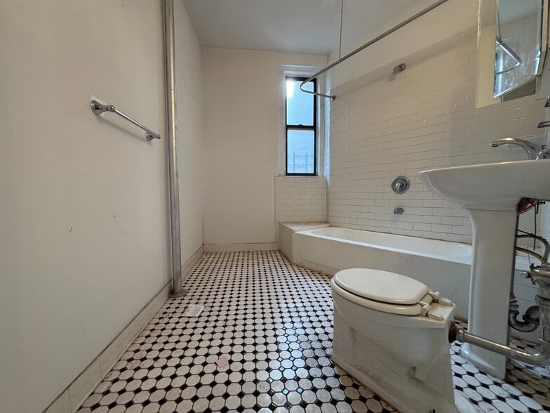 Building Photo - 884 Riverside Dr