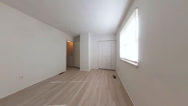 Building Photo - 3 Bedroom Town Home Near Mary Immaculate For Rent