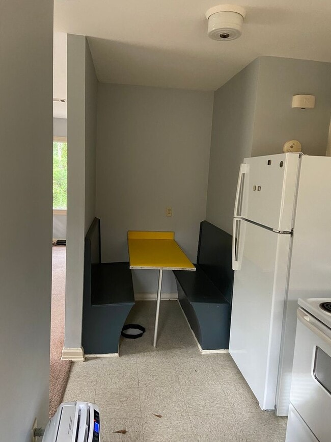 Building Photo - 1315 Azalea Dr