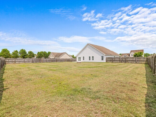 Building Photo - Country Living!