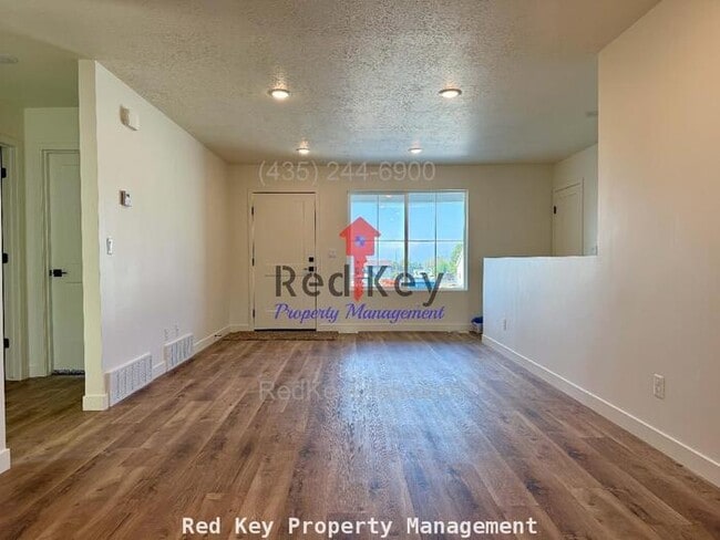 Building Photo - 600 N Duplex NEW