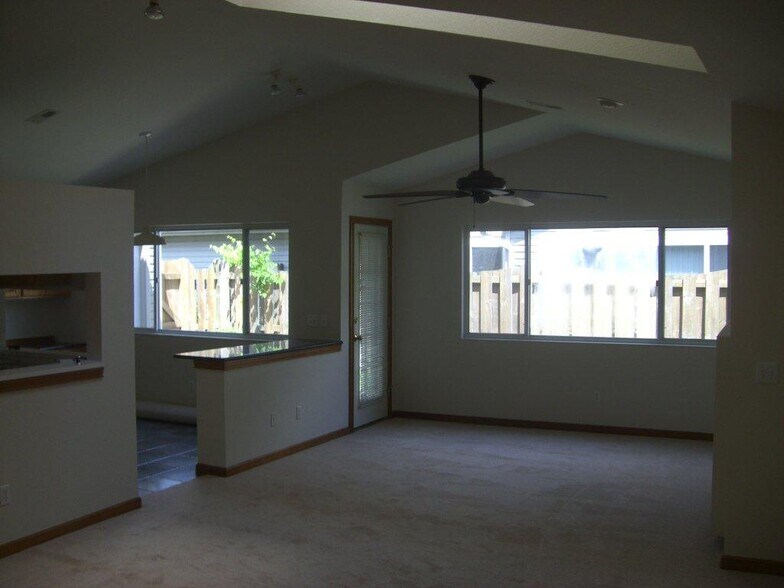Building Photo - 722 Hilltop Ln