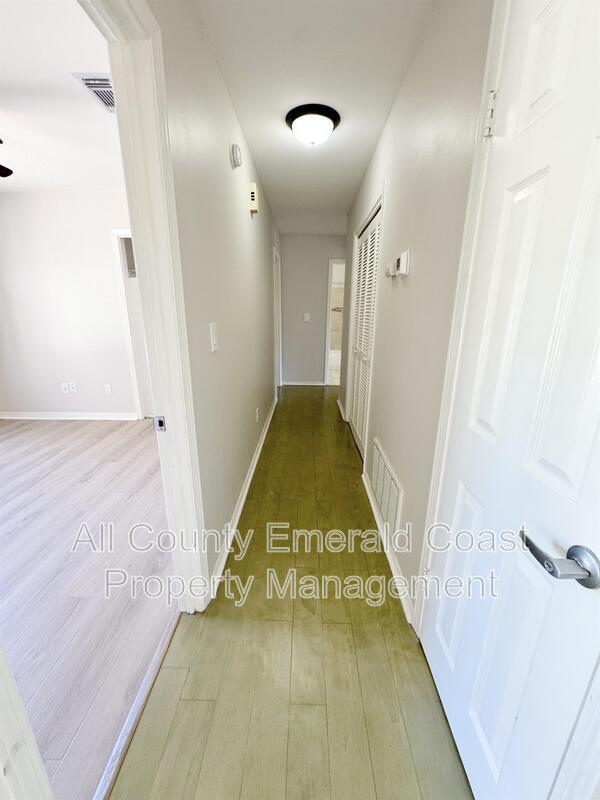 Building Photo - 710 Swan Ln