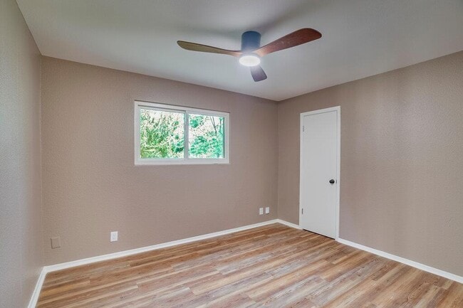 Building Photo - 606 Splitrock
