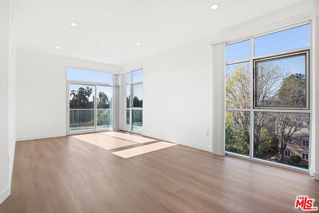 Building Photo - 164 Chestnut St