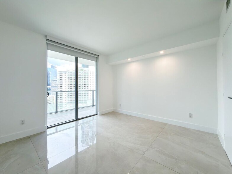 Building Photo - 1300 Brickell Bay Dr