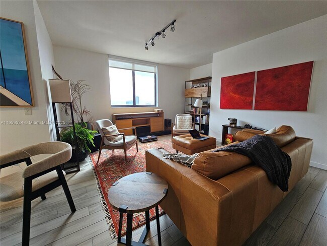 Building Photo - 999 SW 1st Ave